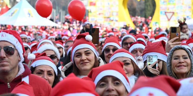 Raduno Babbi Natale a Torino raccoglie fondi per nuovo angiografo al Regina Margherita