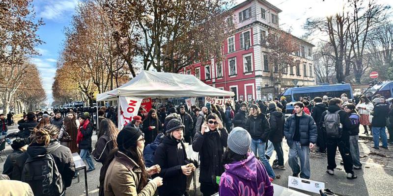 Raid sul centro Askatasuna: polizia senza scontri, attivisti usano simboli e tè caldo