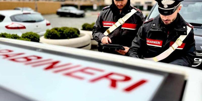Donna arrestata all'Oasi di Tortona dopo rapina e aggressione: mille euro di vestiti rubati