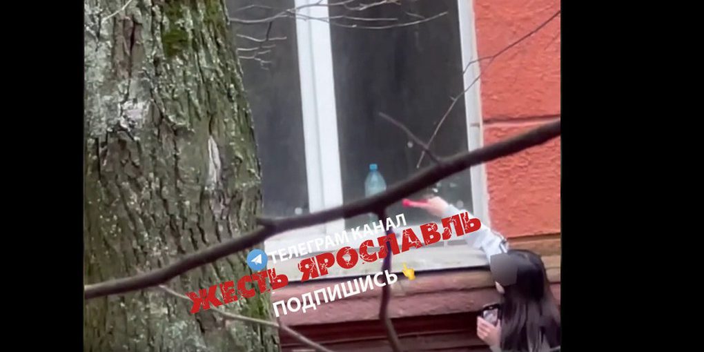 В Ярославле подростки разбивают автобусными молотками окна больницы