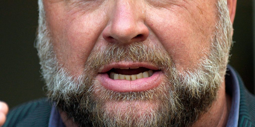 La Corte Suprema degli Stati Uniti Rifiuta l'Appello di Alex Jones Condannato a Pagare 1,4 Miliardi di Dollari alle Famiglie delle Vittime di Sandy Hook