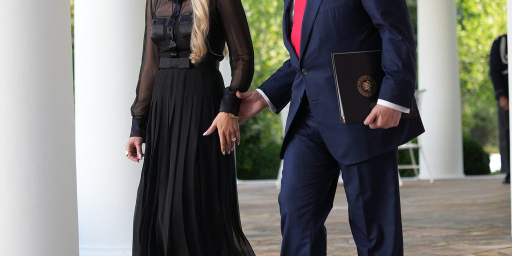 Trump Onora la Memoria di Charlie Kirk con la Medaglia Presidenziale della Libertà