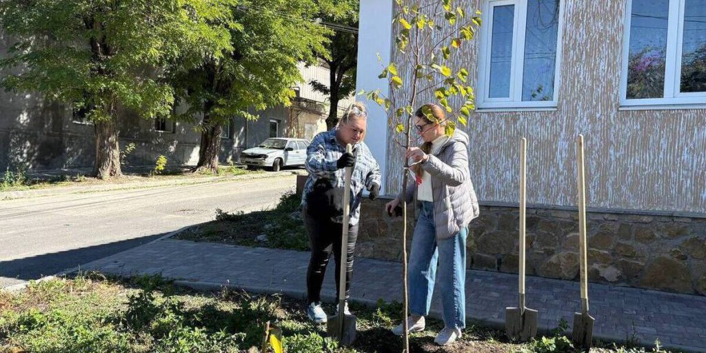 В Кисловодске администрация вместе с жителями высадят более 100 деревьев