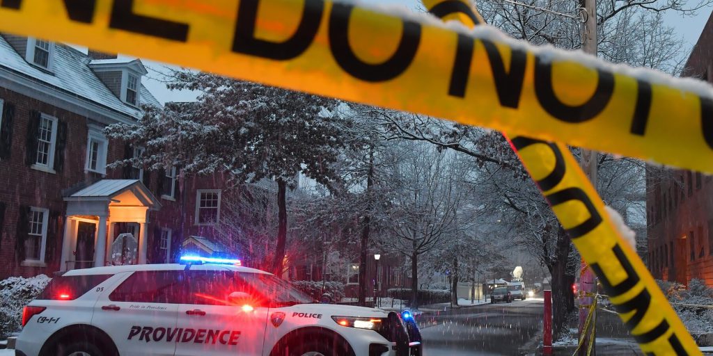 Studente di Brown colpito da un tiratore: aiuta i compagni e si nasconde nella aula