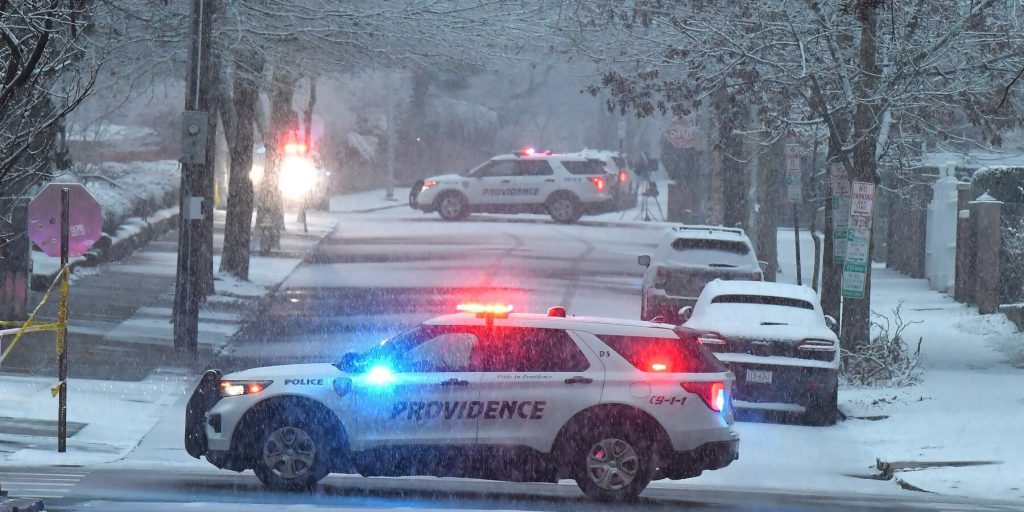 Brown annulla lezioni e esami: fine anticipata del semestre