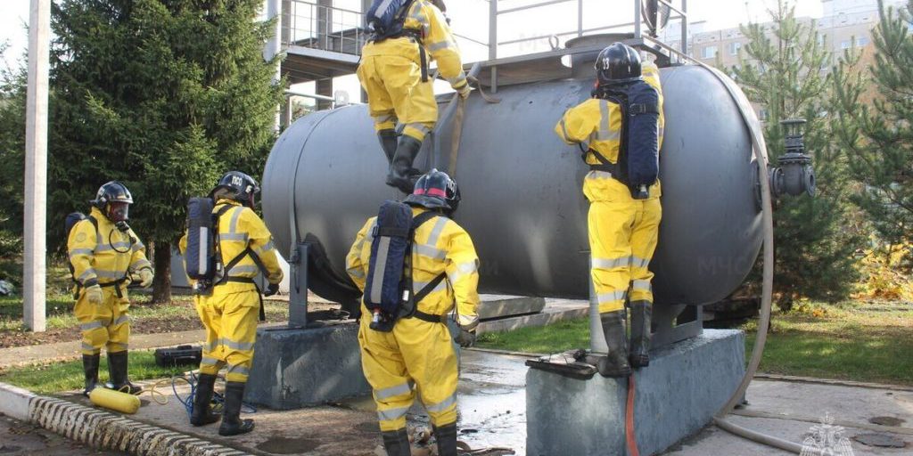 Operazione di Contenimento di Fuoriuscita di Petrolio sul Lago: I Salvataggi dell'Oblast' di Orël Sono Pronti ad Affrontare le Emergenze Ambientali