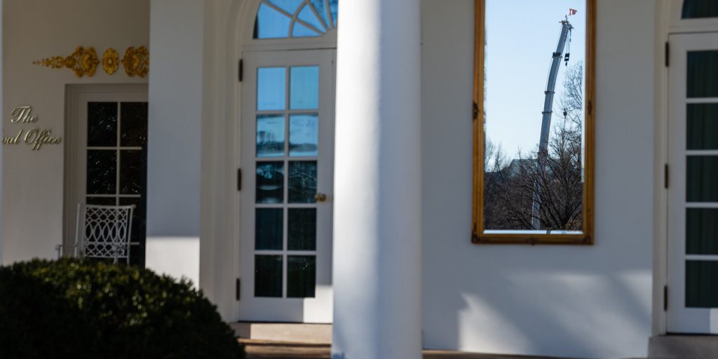 Pannello delle Belle Arti rinvia la revisione del progetto del ballroom di Trump