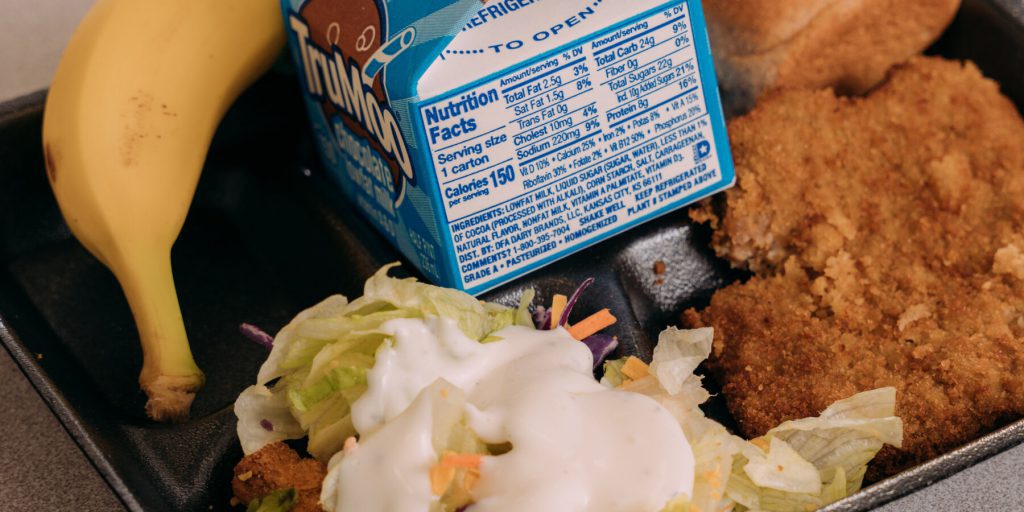 Trump firma legge che riapre la possibilità di servire latte intero nelle scuole