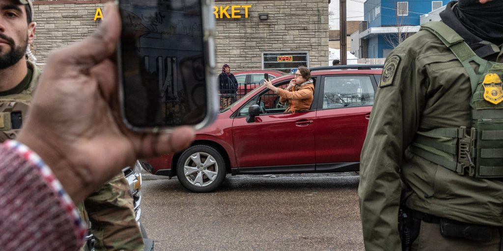 Resistenza cittadina in risposta alle operazioni di controllo sull'immigrazione negli Stati Uniti