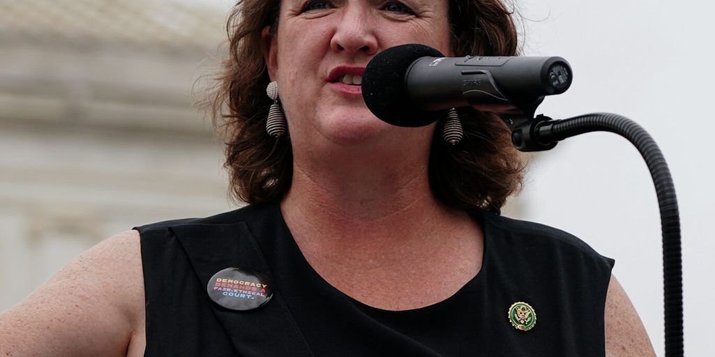 Katie Porter Affronta la Tempesta dei Video Virali: Una Sfida per la sua Campagna Elettorale