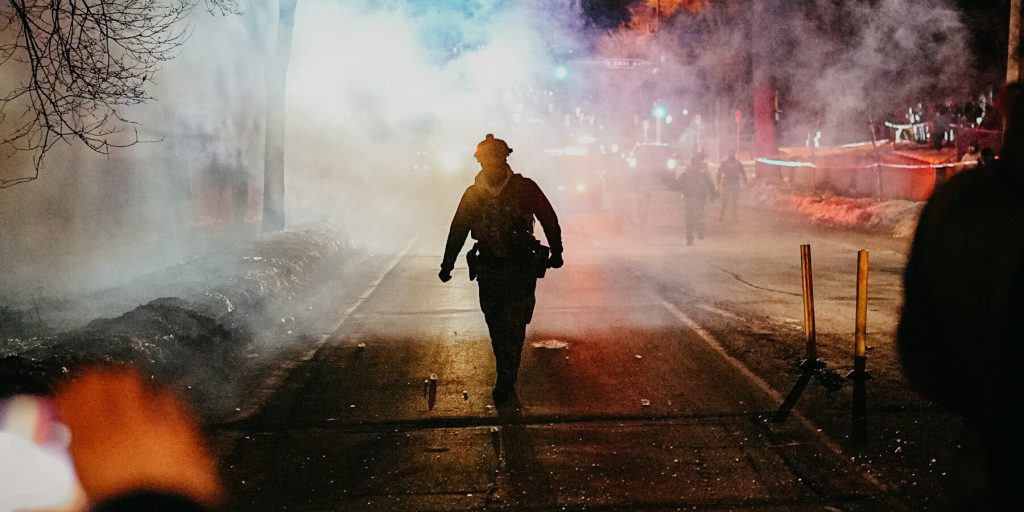 Agente federale sparò a un uomo venezuelano a Minneapolis, scatenando proteste