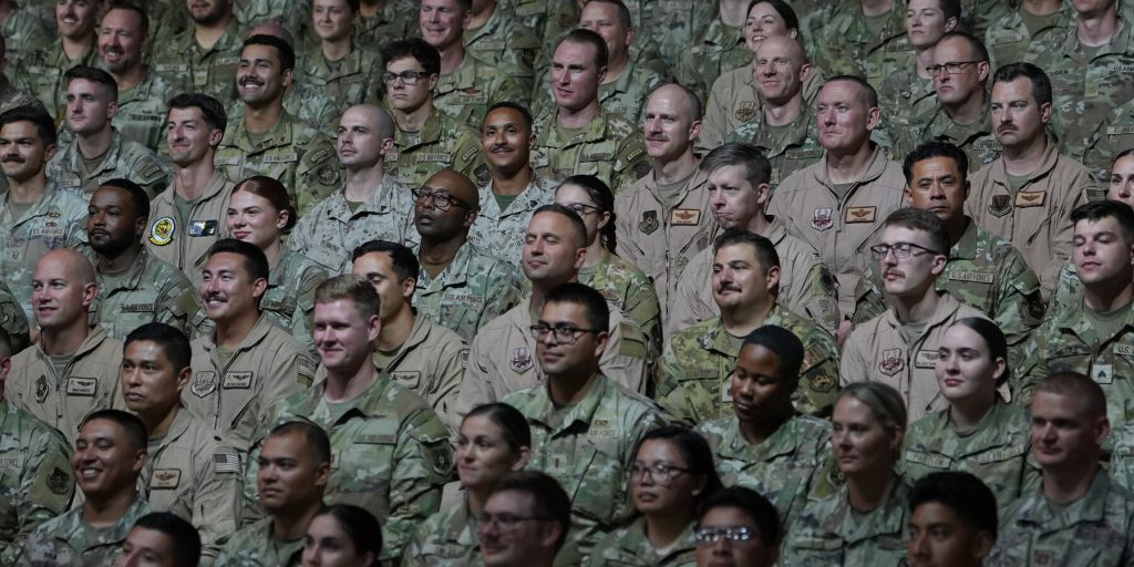 Riduzione del personale all'aerodromo Udeid in Qatar mentre Trump valuta una risposta militare all'Iran