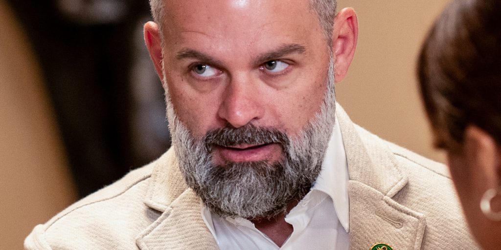 Ordine di Protezione per Miss Stati Uniti contro il Rappresentante Cory Mills per Minacce di Diffusione di Video Espliciti