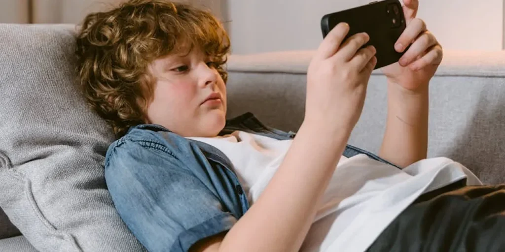 Nuova legge: minori sotto i 15 anni non potranno usare social media e giochi online senza verifica d'identità