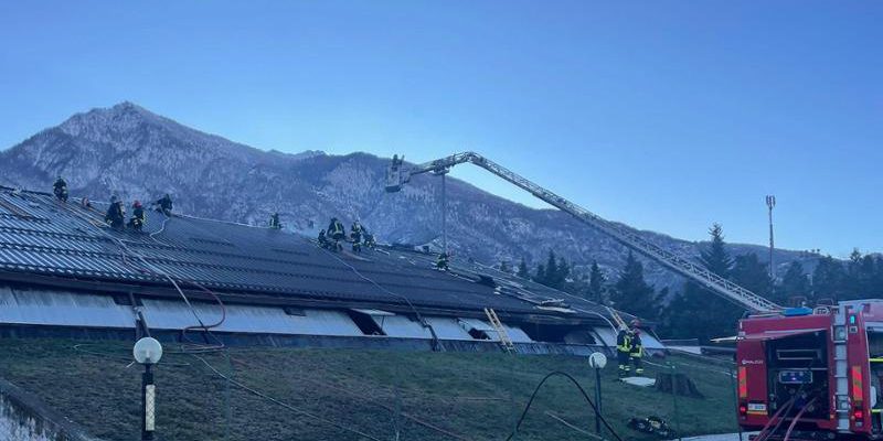 Incendio sul tetto della piscina di Susa: sospetto impianto fotovoltaico