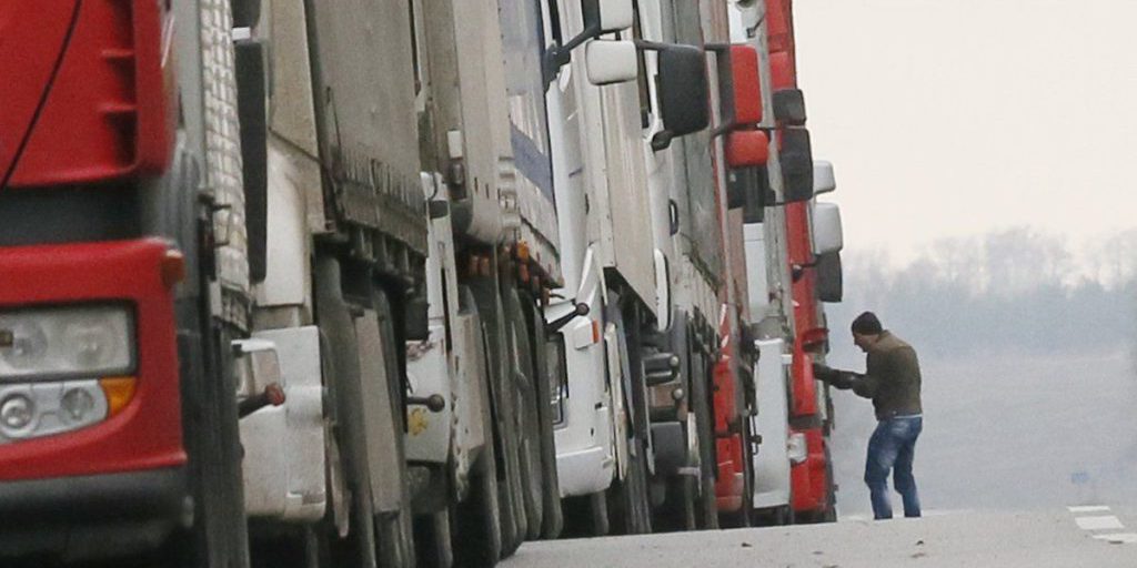 Code ai Confini tra Kazakistan e Russia: Migliaia di Camion Cinesi Bloccati, Crisi Energetica in Aggravamento