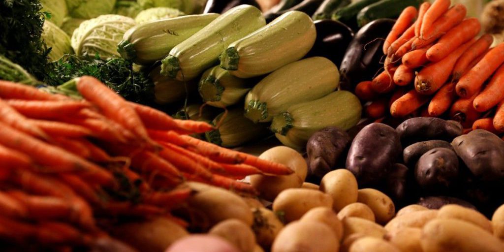 Капуста дешевеет, а большинство овощей и фруктов - дорожает: что и сколько стоит на рынке