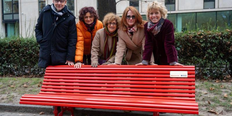 Nuova panchina rossa a Torino: 34 simboli con numeri di emergenza per le donne