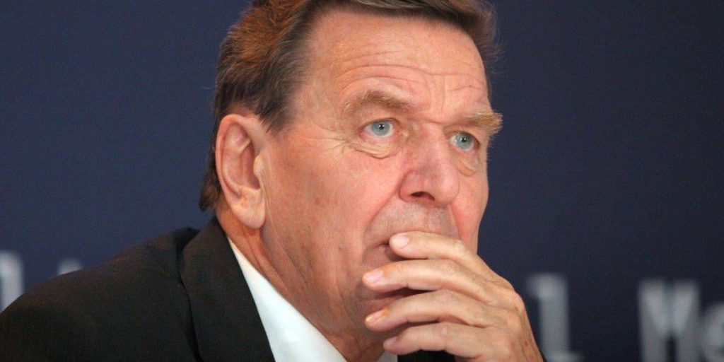 Schröder propone all’acquisto di energia russa per la Germania, criticando l’enfasi militare