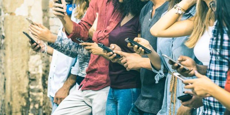 Come proteggere i figli dai pericoli dei social: 10 regole pratiche