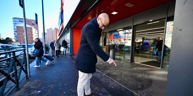 Molotov lanciato contro supermercato a Mirafiori, danni minimi