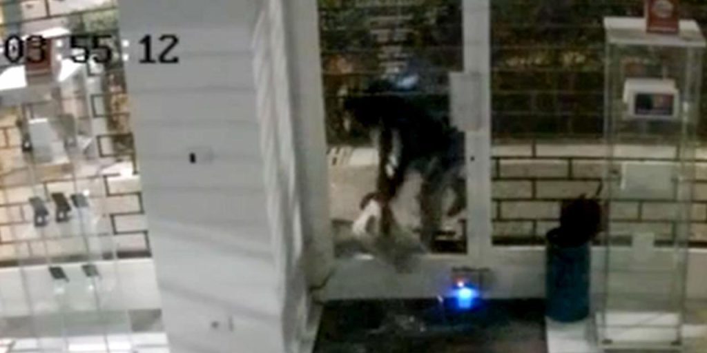 Video mostra furto in negozio Unitech a Torino