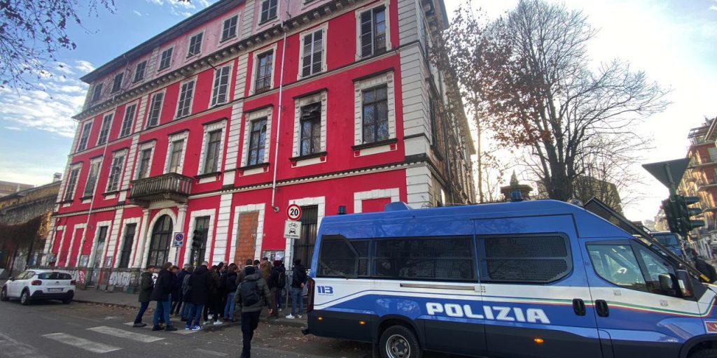 Askatasuna non accetta la fine delle attività: richiede nuovo dialogo con il Comune di Torino