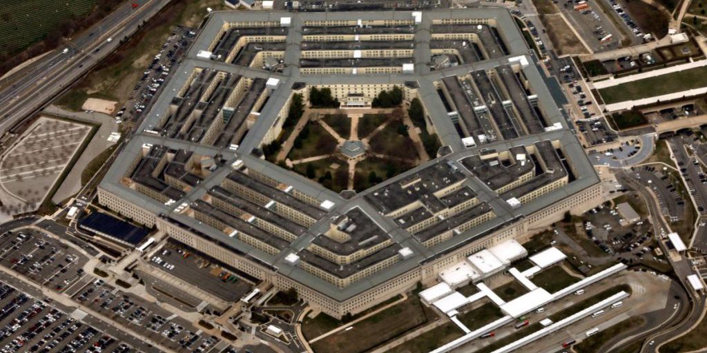 Pentagono rilascia nuova strategia di difesa: sostegno all’Ucraina spostato verso l’Europa e valutazione della minaccia russa