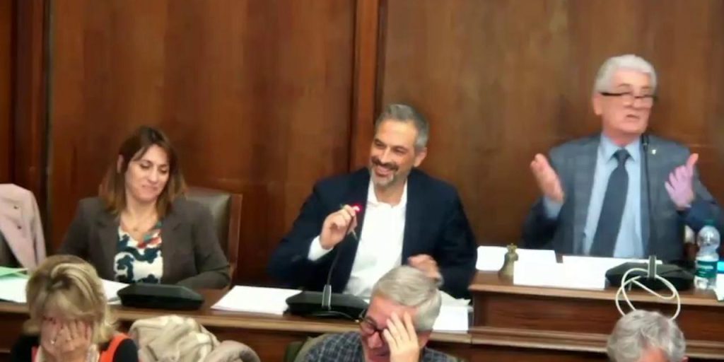 Tensioni in Consiglio comunale a Chivasso: il presidente Perfetto e il consigliere Falbo coinvolti in una lite dopo un "bau bau bau"