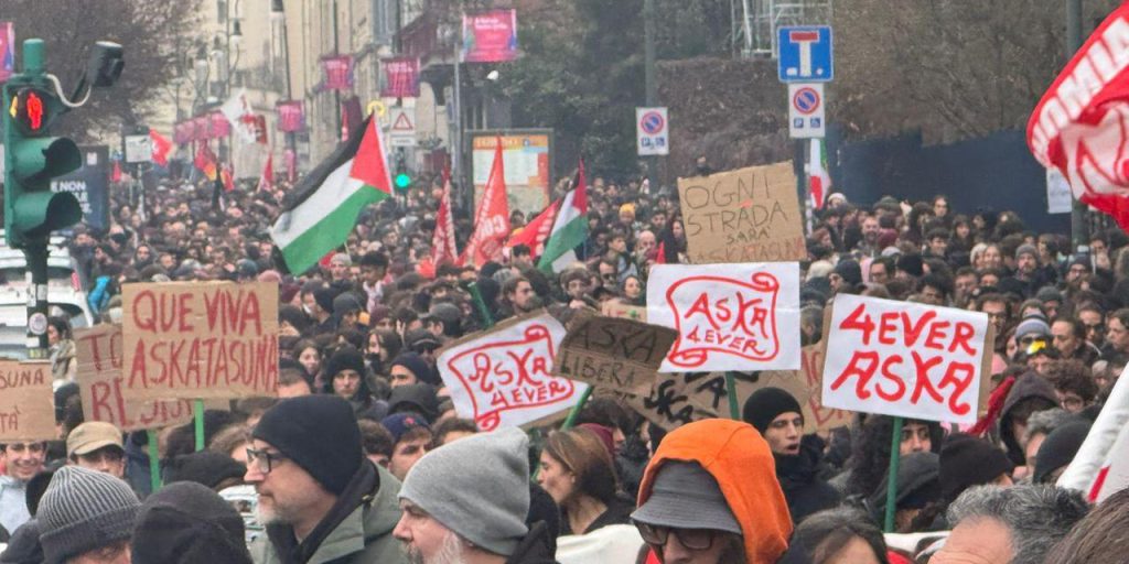 Corteo a Torino per Askatasuna: migliaia di manifestanti e sicurezza intensificata