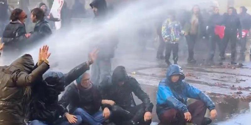 Polizia a Torino: sgombero di Askatasuna con idranti