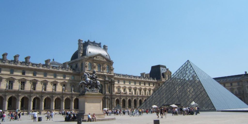Лувр открылся для туристов после грандиозного ограбления