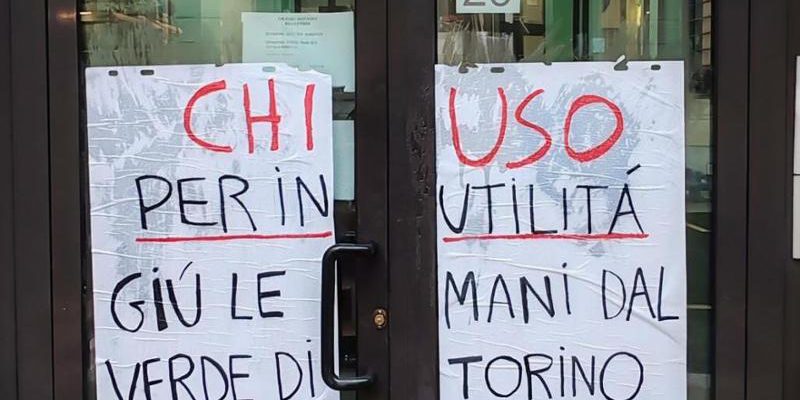 Porta rotta negli uffici del Verde pubblico: scritta “Chiuso per inutilità” innesca indignazione