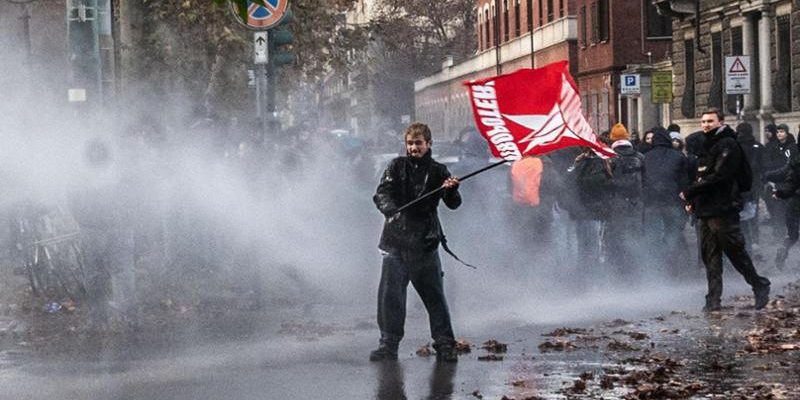 Polizia rimuove con idranti il presidio di Askatasuna in Corso Regina Margherita