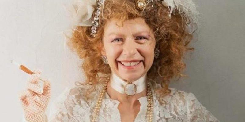 Amanda Sandrelli al Teatro Alfieri: interpretazione libera in una commedia shakespeariana più amara del musical “Kiss me, Kate”