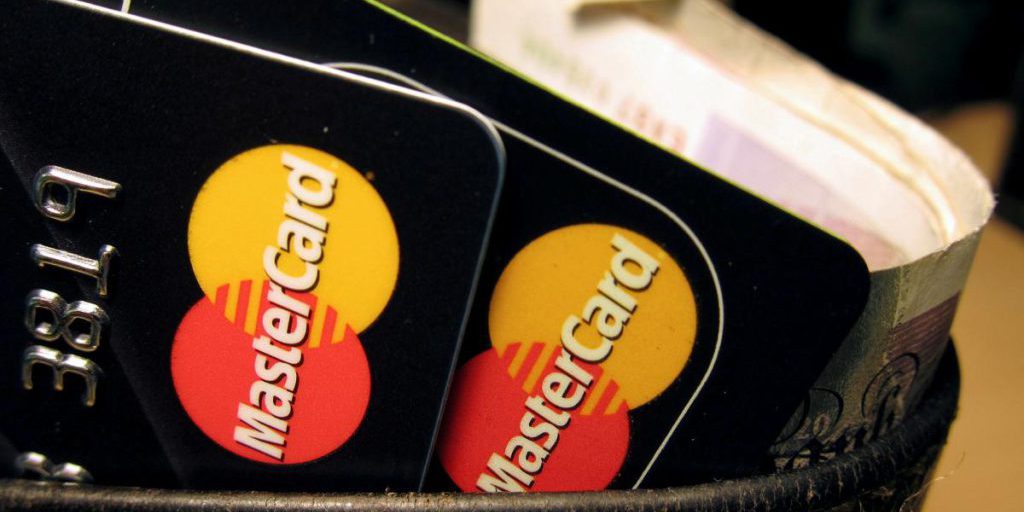 Banche pronte a bloccare fino al 20 delle carte di credito emesse nel 2025 a causa dell'aumento dei trasferimenti di denaro da persona a persona in Ucraina