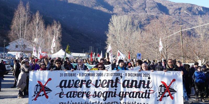 Tremila di persone partecipano alla marcia No Tav a Valsusa: corteo pacifico dopo scontri a San Didero e Chiomonte