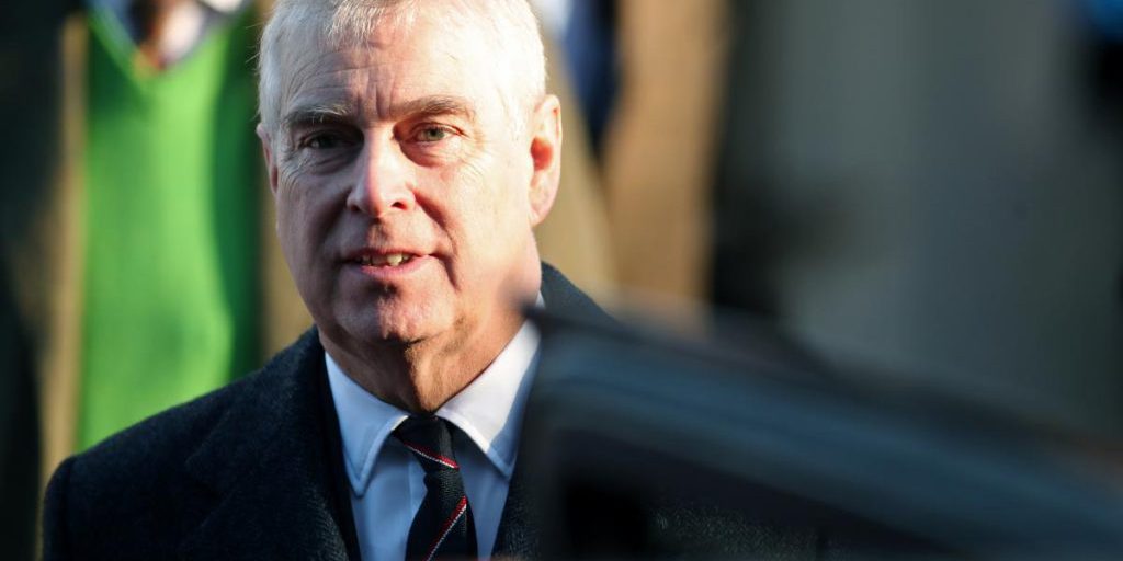 Il Principe Andrea Rinuncia ai Titoli e Ranghi a Causa di Uno Scandalo che Minaccia la Legittimità della Monarchia Britannica