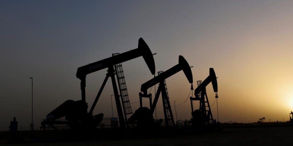 На рынок надвигается новое цунами "лишней" нефти: цены отреагировали