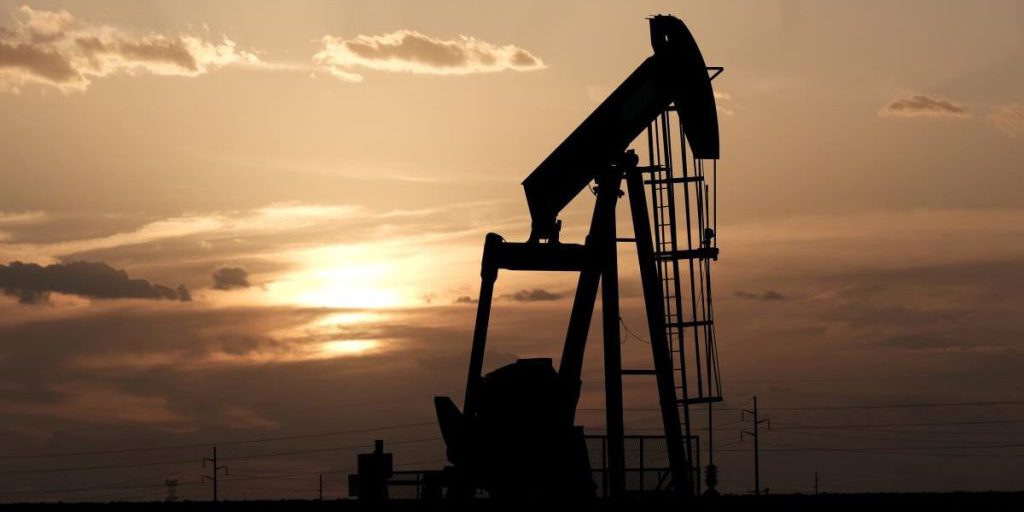 Prezzi del petrolio in forte calo: il più grande declino annuale dal 2020 a causa delle tensioni OPEC