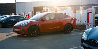 Tesla, indagine su quasi 2,9 milioni di veicoli per violazioni del codice della strada relative al sistema FSD