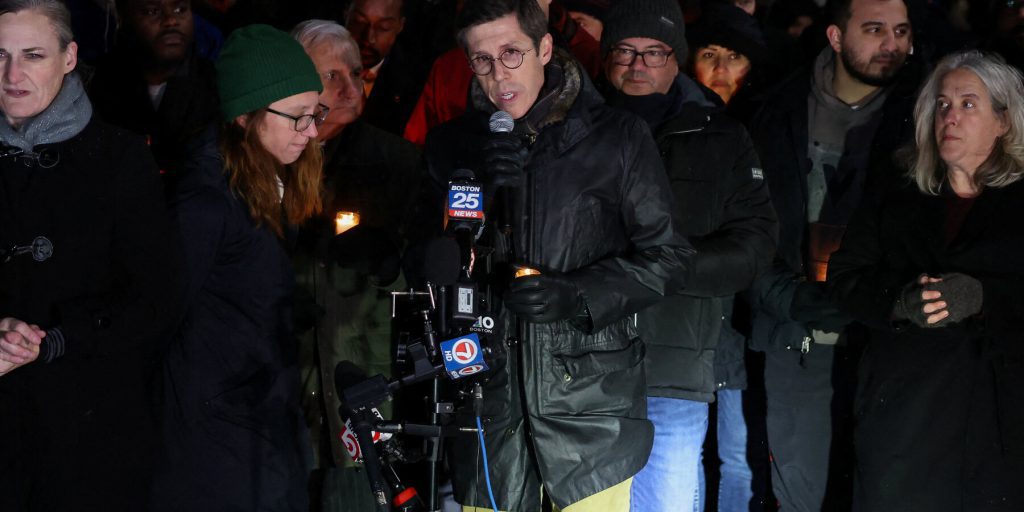 Autorità detengono sospetto nello sparo a Brown University e chiedono indizi al pubblico