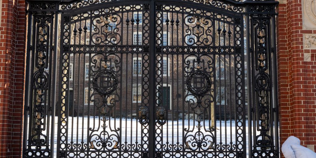 Autorità del Rhode Island correggono l'identificazione di un sospetto e pubblicano foto per individuare l'autore dell'omicidio