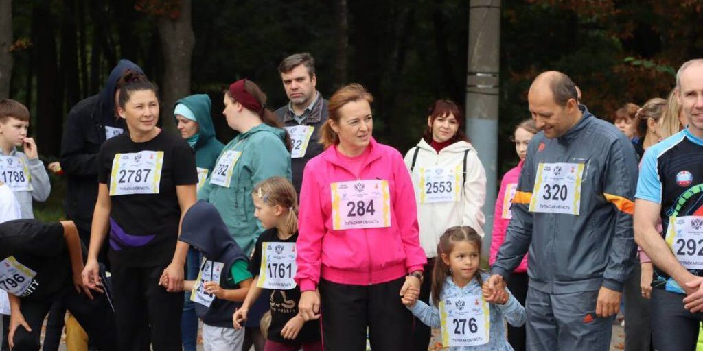 Oltre 4500 persone partecipano alla corsa nazionale Cross della nazione 2025 a Tula promuovendo lo sport e la salute in Russia