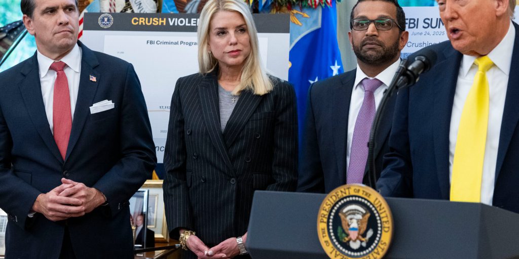 Oval Office Becomes a Diorama of Power Dynamics as Trump Goes After Rivals