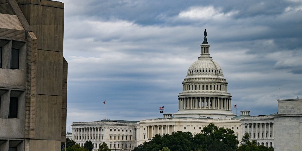 Decisione Storica: Giudice Blocca Licenziamenti di Trump Durante la Chiusura del Governo