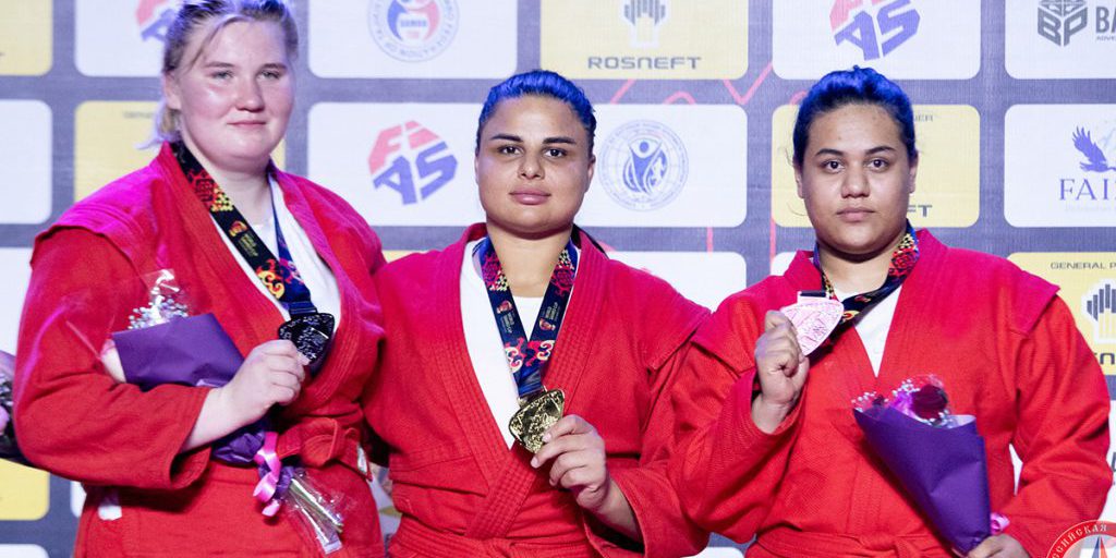 Sportiva russa trionfa alla Coppa del Mondo di Sambo da Combattimento a Dushanbe