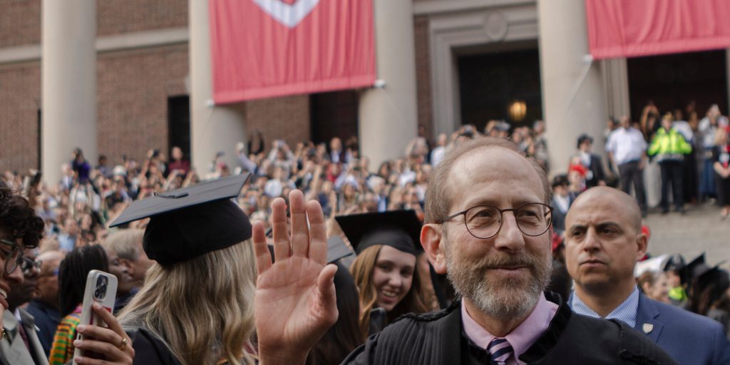 Alan M. Garber resta presidente di Harvard senza termine prefissato