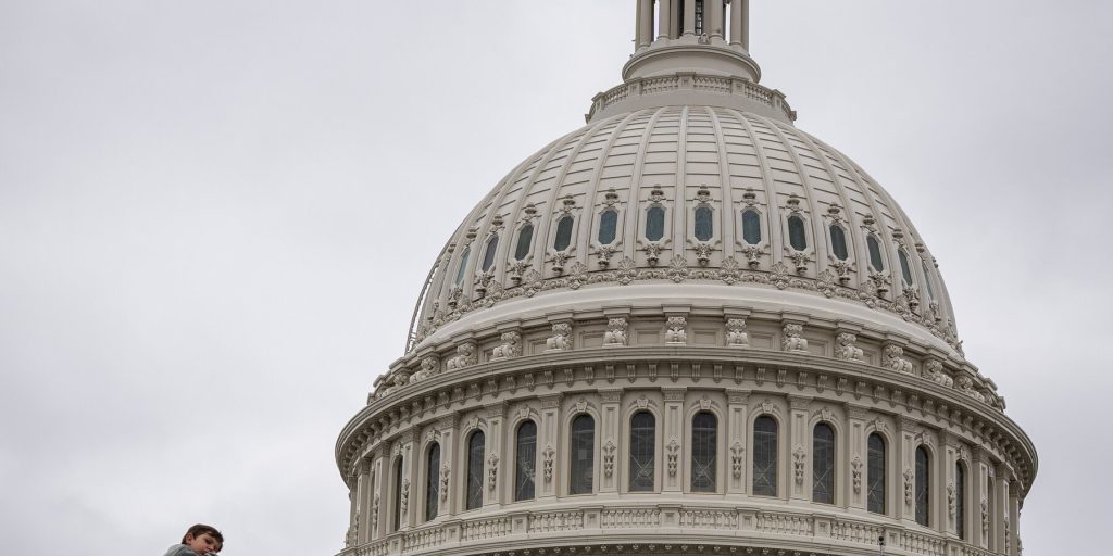 La Chiusura del Governo alla Terza Settimana: Tagli ai Trasporti e all'Energia, Finanziamenti Ridotti per l'Assistenza Alimentare e l'Esercito