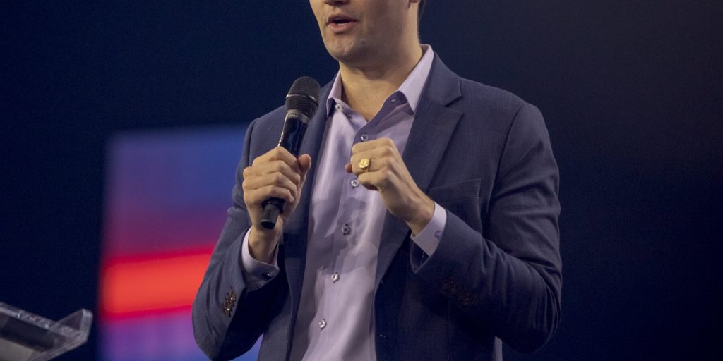 Revoca delle Visti per Critiche a Charlie Kirk: Una Decisione che Solleva Questioni sulla Libertà di Espressione e sulla Politica di Immigrazione negli Stati Uniti